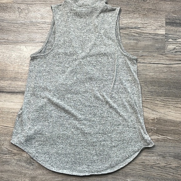 Express Women’s Grey Sleeveless Keyhole V Neck Knit Blouse, size small - Picture 7 of 7